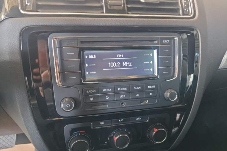 Used Volkswagen Sagitar 2015 1.6L Automatic Comfort Model Audio And AC Panel