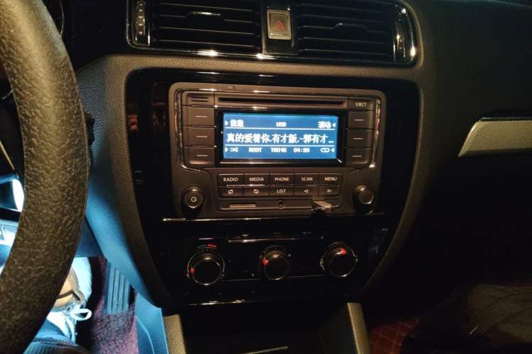Used Volkswagen Sagitar 2015 1.6L Manual Comfort Model Audio And AC Panel