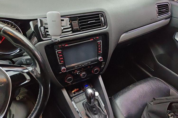 Used Volkswagen Sagitar 2015 1.6L Automatic Comfort Model Audio And AC Panel