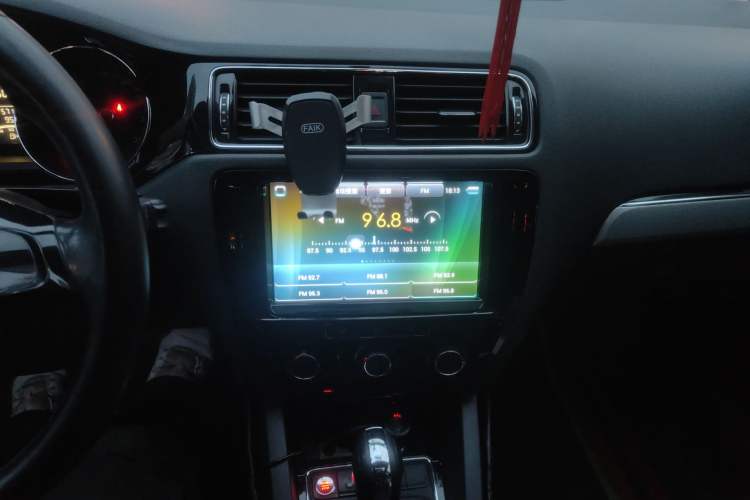 Used Volkswagen Sagitar 2015 1.6L Automatic Comfort Model Audio And AC Panel