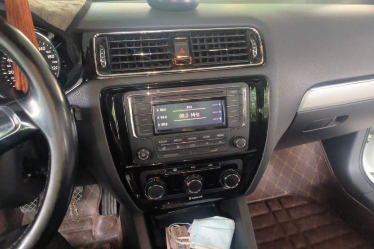Used Volkswagen Sagitar 2015 1.6L Manual Comfort Model Audio And AC Panel