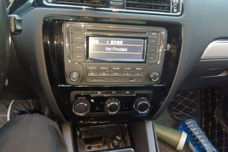 Used Volkswagen Sagitar 2015 1.6L Manual Comfort Model Audio And AC Panel
