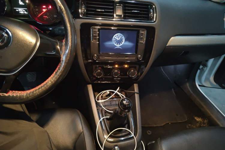 Used Volkswagen Sagitar 2015 230TSI Manual Comfort Version Audio And AC Panel
