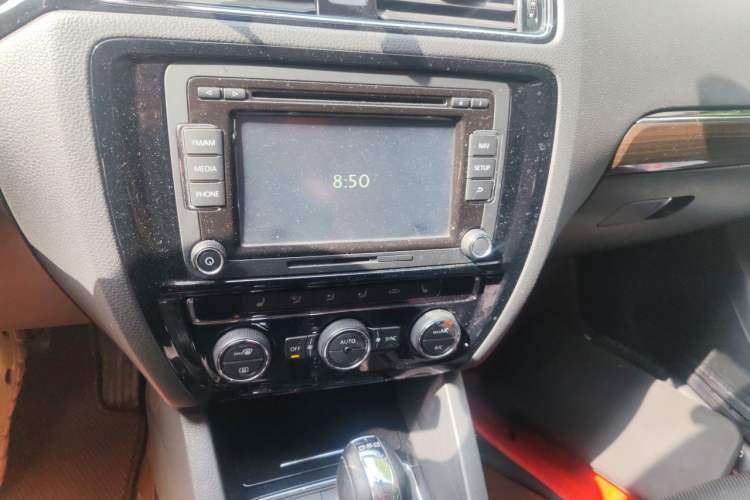 Used Volkswagen Sagitar 2015 280TSI Automatic Flagship Model Audio And AC Panel