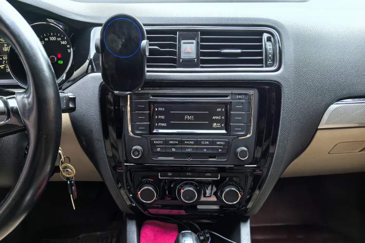 Used Volkswagen Sagitar 2015 1.6L Automatic Comfort Model Audio And AC Panel