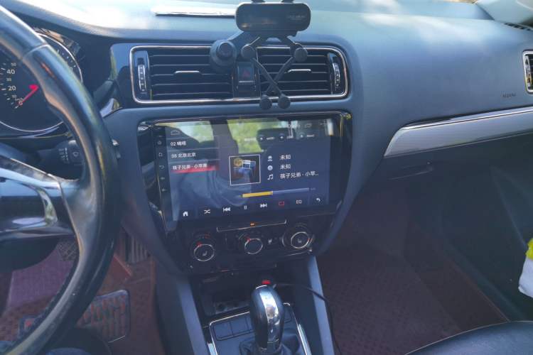 Used Volkswagen Sagitar 2015 1.6L Automatic Comfort Model Audio And AC Panel