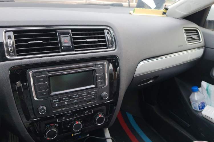 Used Volkswagen Sagitar 2015 1.6L Automatic Comfort Model Audio And AC Panel