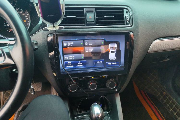 Used Volkswagen Sagitar 2015 1.6L Automatic Comfort Model Audio And AC Panel