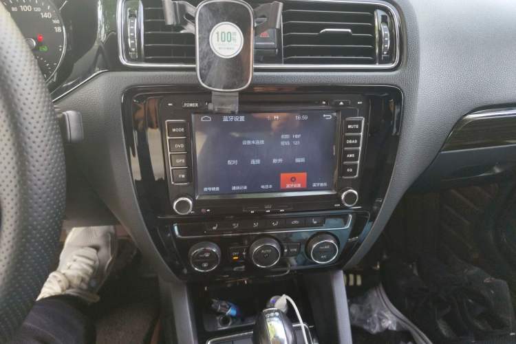 Used Volkswagen Sagitar 2015 230TSI Automatic Luxury Model Audio And AC Panel