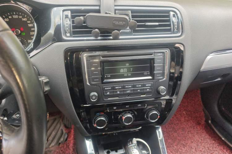 Used Volkswagen Sagitar 2015 230TSI Automatic Comfort Version Audio And AC Panel