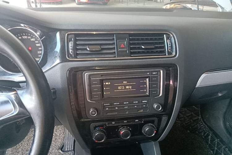 Used Volkswagen Sagitar 2015 230TSI Manual Comfort Version Audio And AC Panel