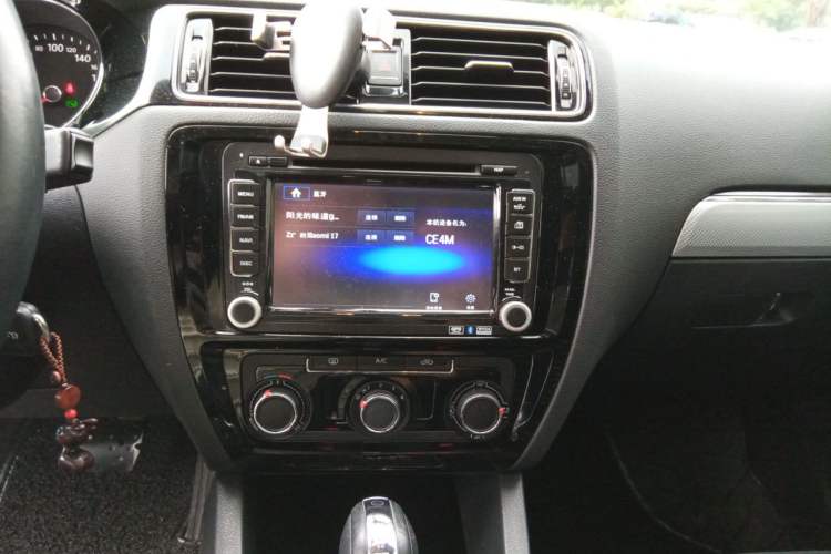 Used Volkswagen Sagitar 2015 1.6L Automatic Comfort Model Audio And AC Panel