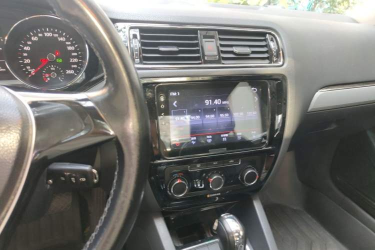 Used Volkswagen Sagitar 2015 230TSI Automatic Comfort Version Audio And AC Panel