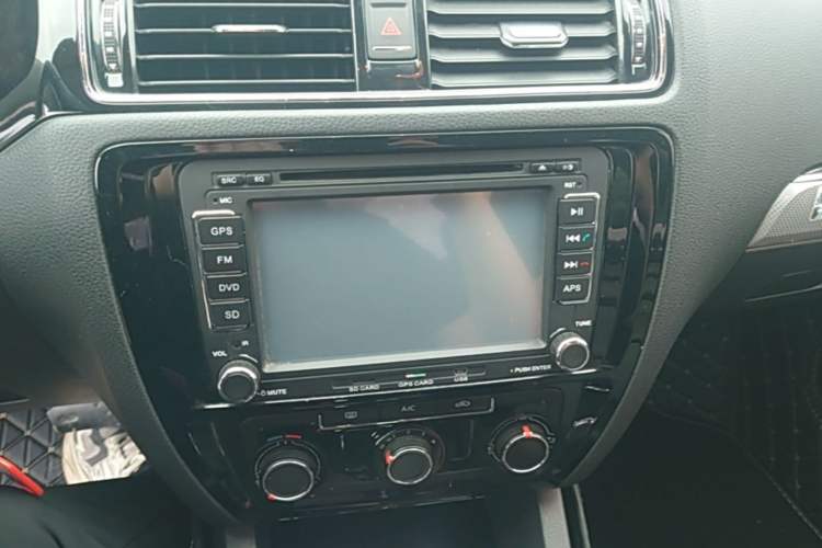 Used Volkswagen Sagitar 2015 1.6L Automatic Comfort Model Audio And AC Panel