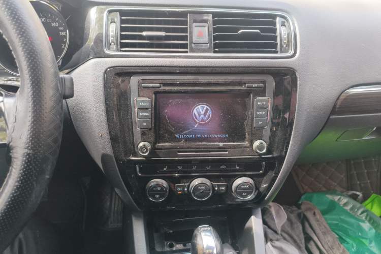 Used Volkswagen Sagitar 2015 230TSI Automatic Luxury Model Audio And AC Panel