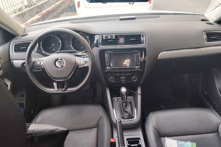 Used Volkswagen Sagitar 2015 230TSI Automatic Comfort Version Center Console