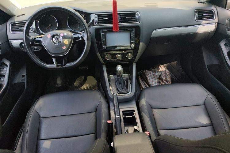Used Volkswagen Sagitar 2015 230TSI Automatic Comfort Version Center Console