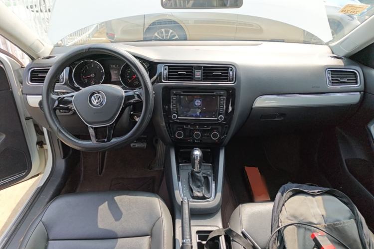 Used Volkswagen Sagitar 2015 230TSI Automatic Comfort Version Center Console