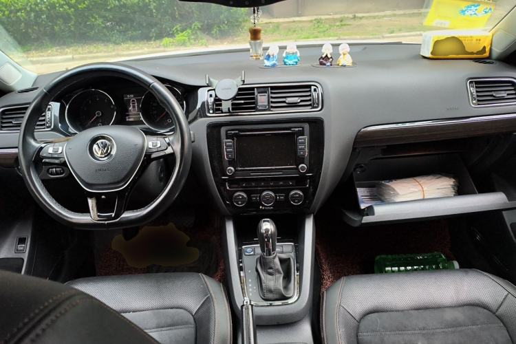 Used Volkswagen Sagitar 2015 230TSI Automatic Luxury Model Center Console