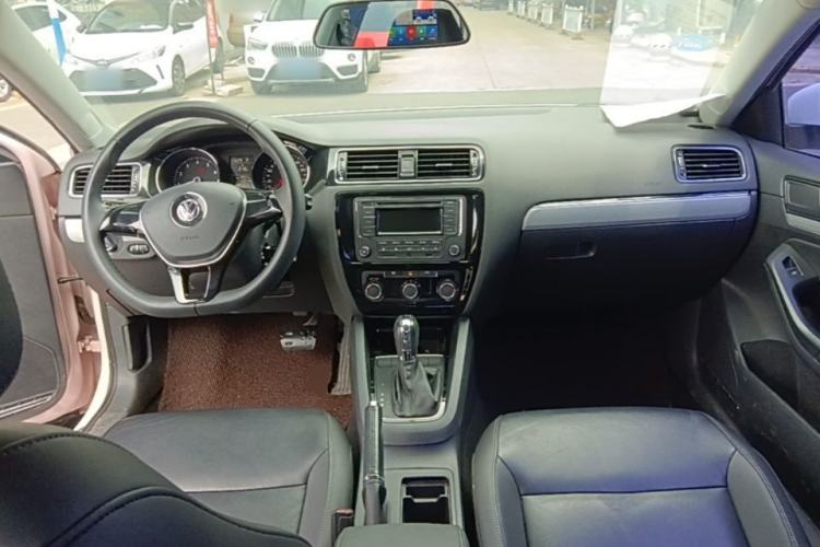 Used Volkswagen Sagitar 2015 1.6L Automatic Comfort Model Center Console