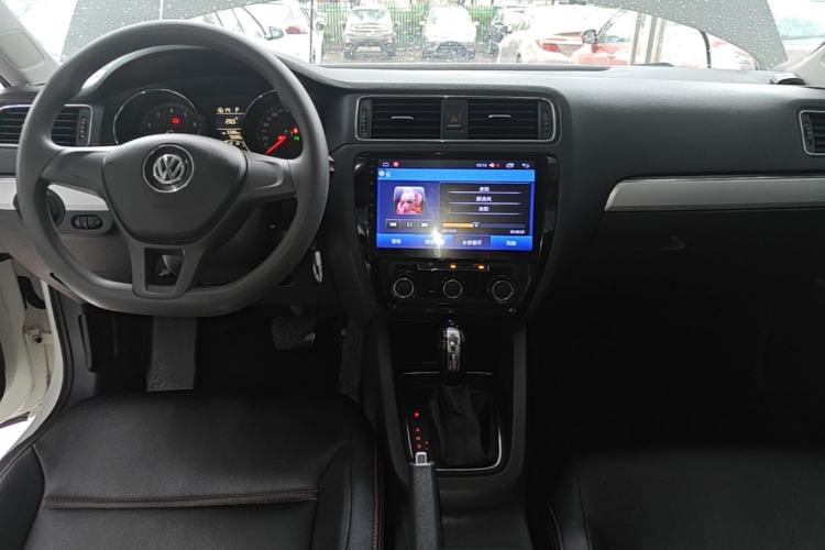 Used Volkswagen Sagitar 2015 1.6L Automatic Fashion Model Center Console