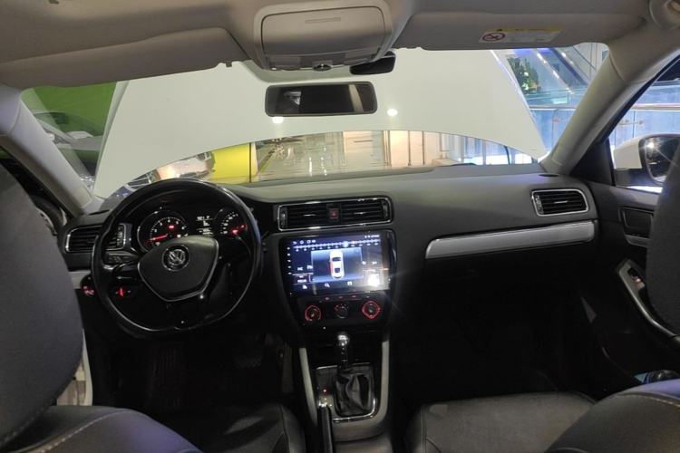 Used Volkswagen Sagitar 2015 1.6L Automatic Comfort Model Center Console