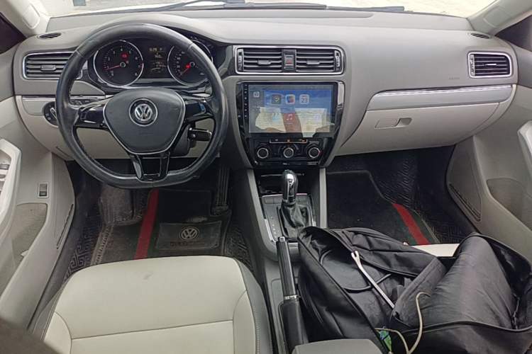Used Volkswagen Sagitar 2015 1.6L Automatic Comfort Model Center Console