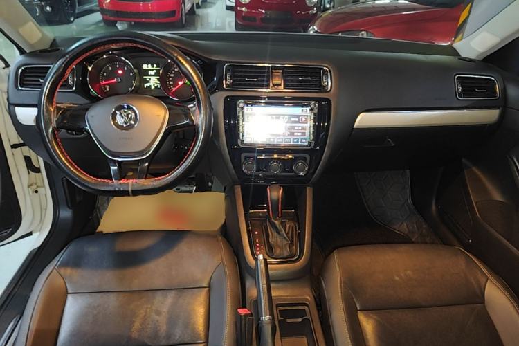 Used Volkswagen Sagitar 2015 1.6L Automatic Comfort Model Center Console