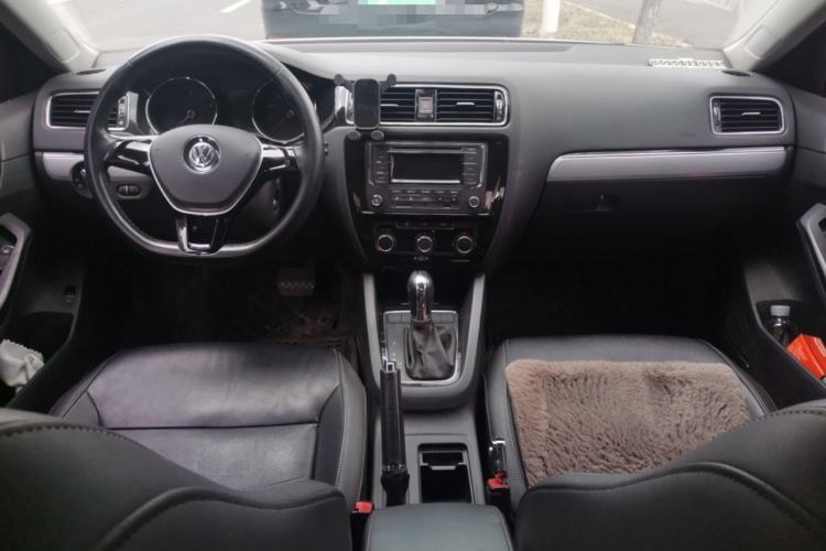 Used Volkswagen Sagitar 2015 1.6L Automatic Comfort Model Center Console