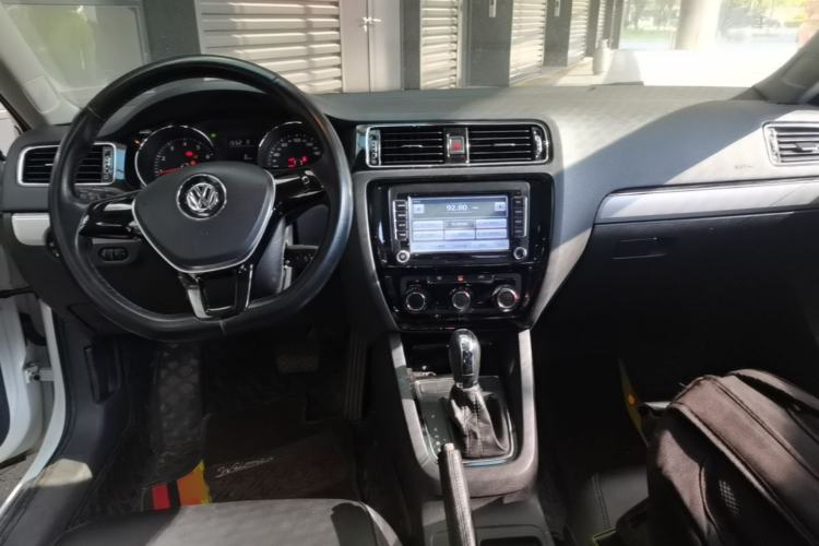 Used Volkswagen Sagitar 2015 230TSI Automatic Comfort Version Center Console