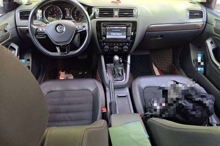 Used Volkswagen Sagitar 2015 230TSI Automatic Luxury Model Center Console
