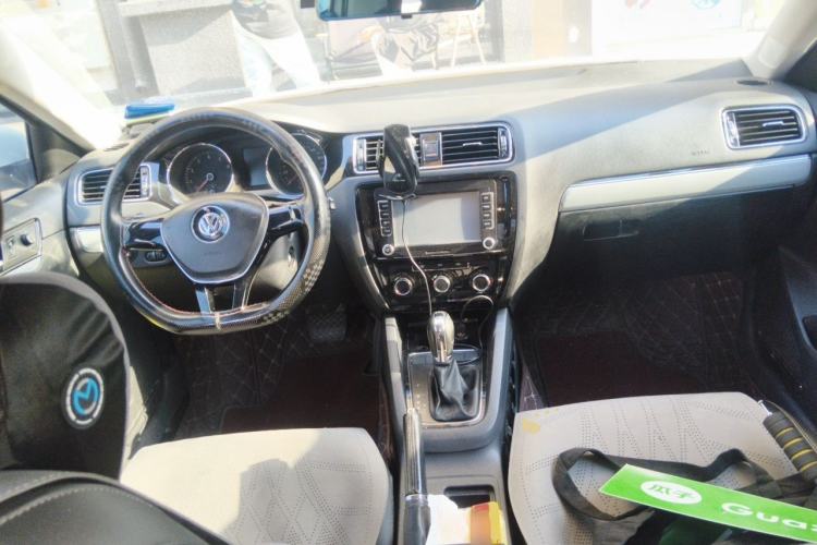 Used Volkswagen Sagitar 2015 230TSI Automatic Comfort Version Center Console