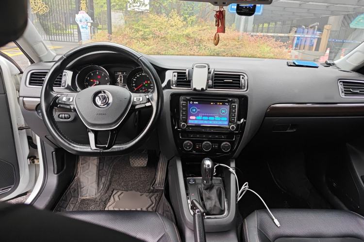 Used Volkswagen Sagitar 2015 230TSI Automatic Luxury Model Center Console
