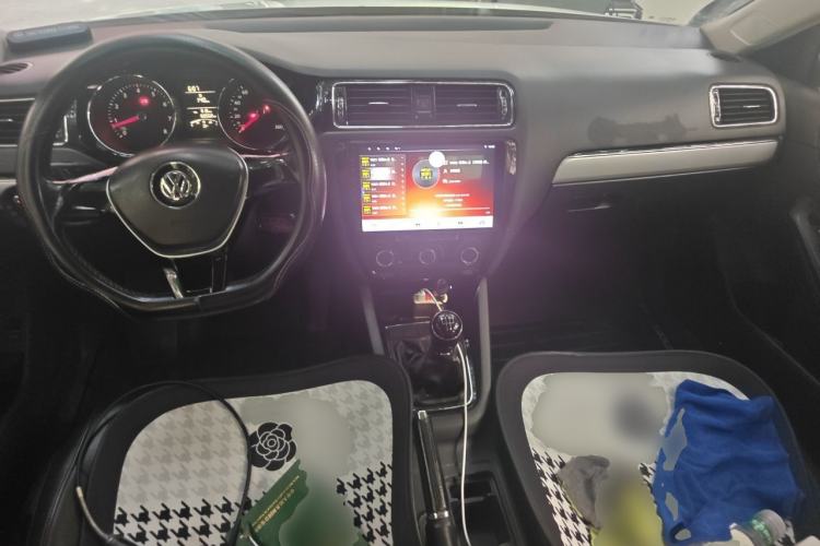 Used Volkswagen Sagitar 2015 1.6L Manual Comfort Model Center Console