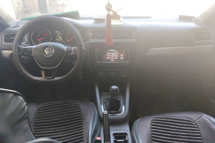 Used Volkswagen Sagitar 2015 1.6L Manual Comfort Model Center Console