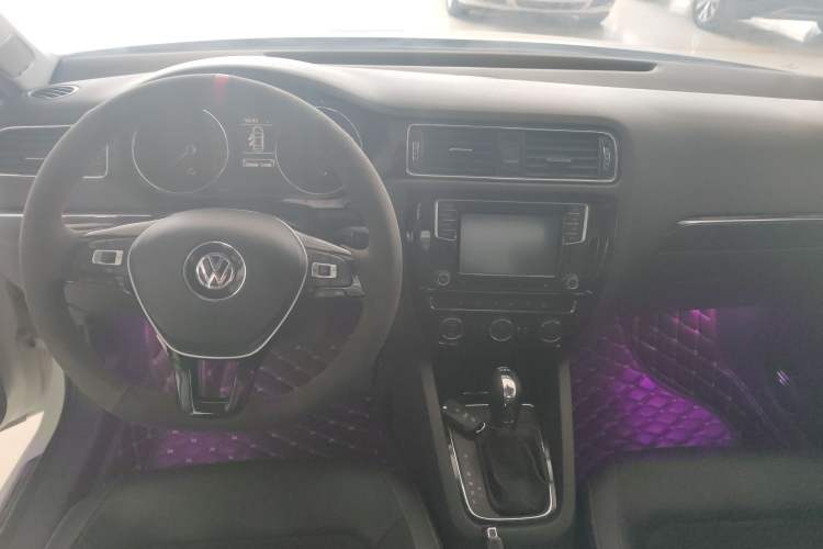 Used Volkswagen Sagitar 2015 230TSI Automatic Luxury Model Center Console