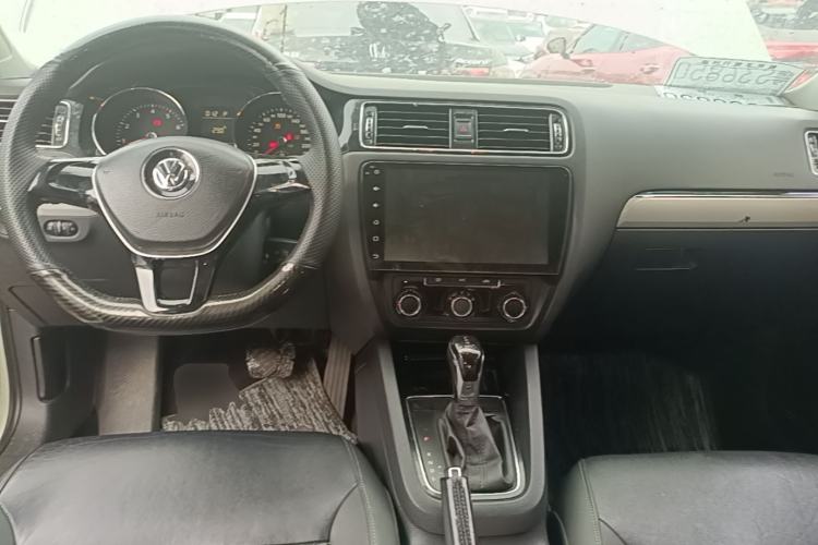 Used Volkswagen Sagitar 2015 230TSI Automatic Comfort Version Center Console