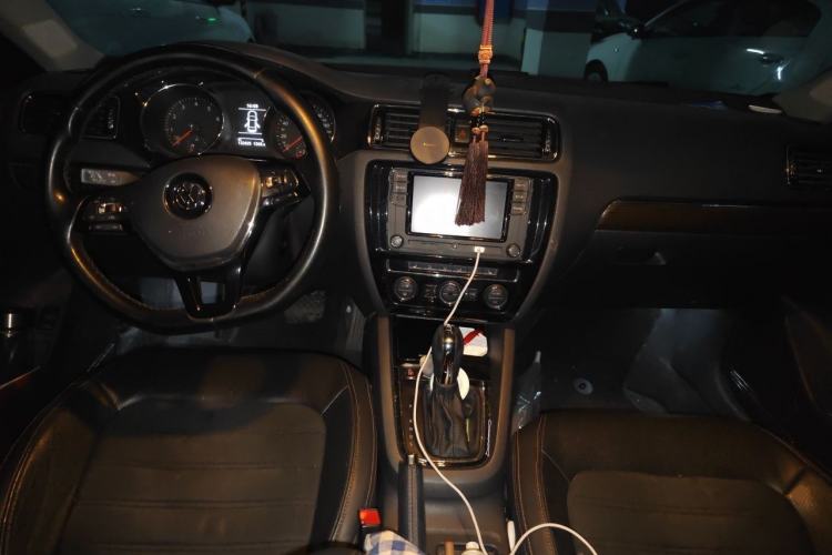 Used Volkswagen Sagitar 2015 230TSI Automatic Luxury Model Center Console