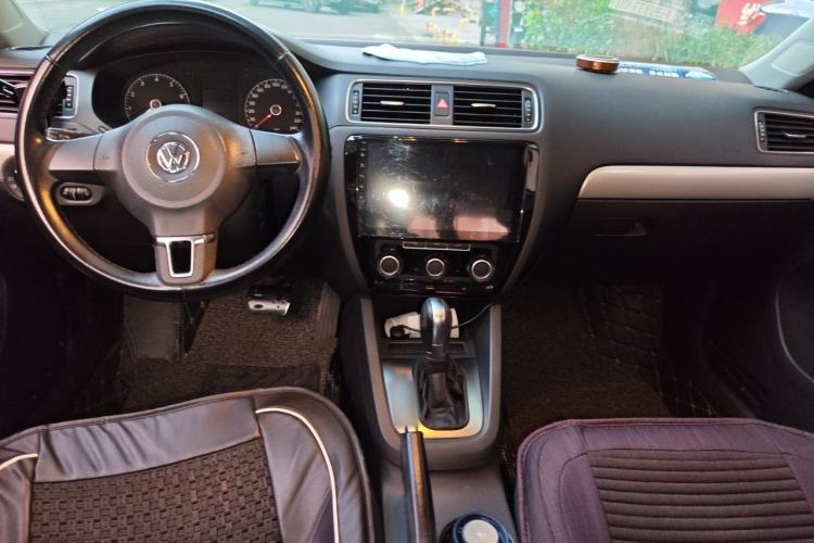 Used Volkswagen Sagitar 2015 1.6L Automatic Comfort Model Center Console