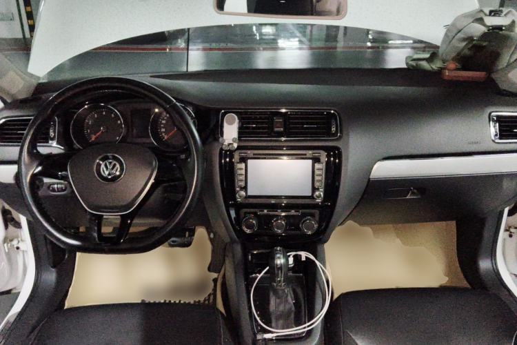 Used Volkswagen Sagitar 2015 1.6L Automatic Comfort Model Center Console
