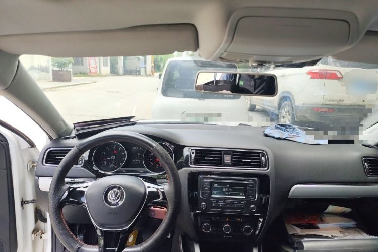 Used Volkswagen Sagitar 2015 230TSI Automatic Comfort Version Center Console