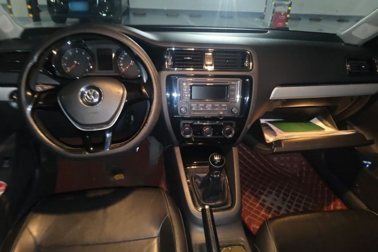 Used Volkswagen Sagitar 2015 1.6L Manual Comfort Model Center Console