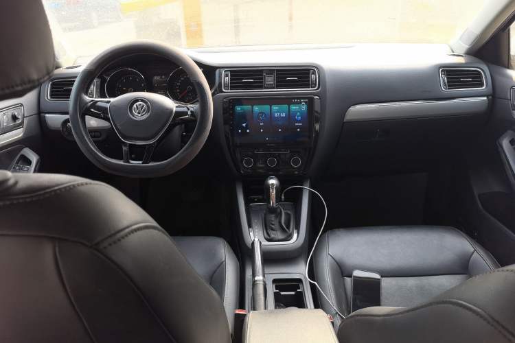 Used Volkswagen Sagitar 2015 230TSI Automatic Comfort Version Center Console