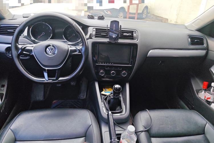 Used Volkswagen Sagitar 2015 1.6L Manual Comfort Model Center Console