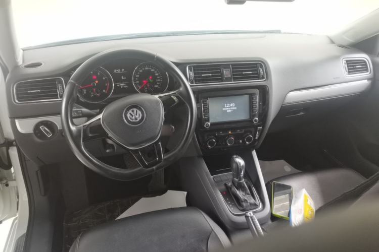 Used Volkswagen Sagitar 2015 230TSI Automatic Comfort Version Center Console