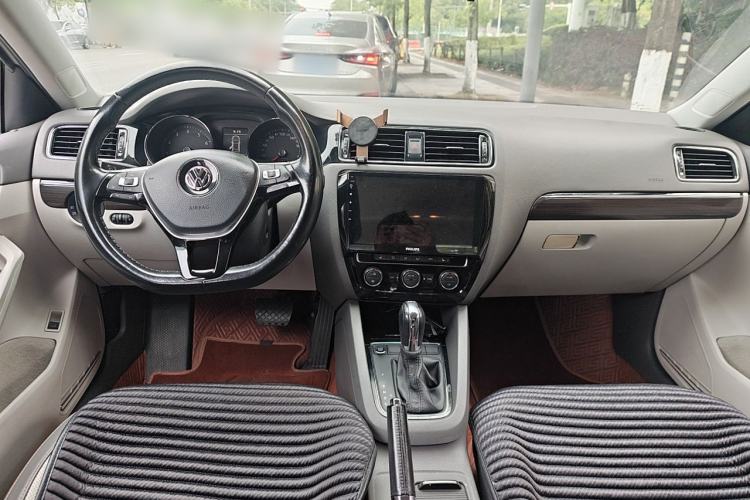 Used Volkswagen Sagitar 2015 230TSI Automatic Luxury Model Center Console