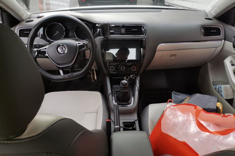 Used Volkswagen Sagitar 2015 1.6L Manual Comfort Model Center Console