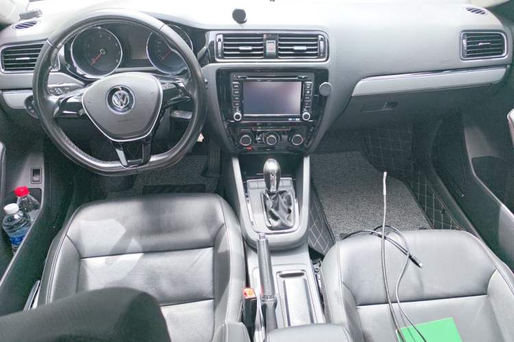 Used Volkswagen Sagitar 2015 1.6L Automatic Comfort Model Center Console
