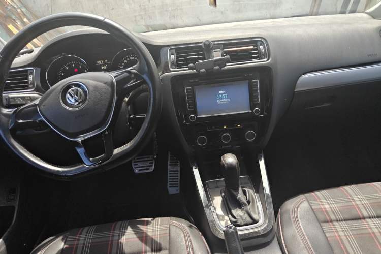Used Volkswagen Sagitar 2015 1.6L Automatic Comfort Model Center Console