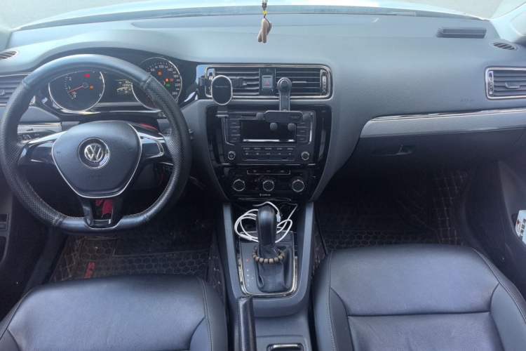Used Volkswagen Sagitar 2015 1.6L Automatic Comfort Model Center Console